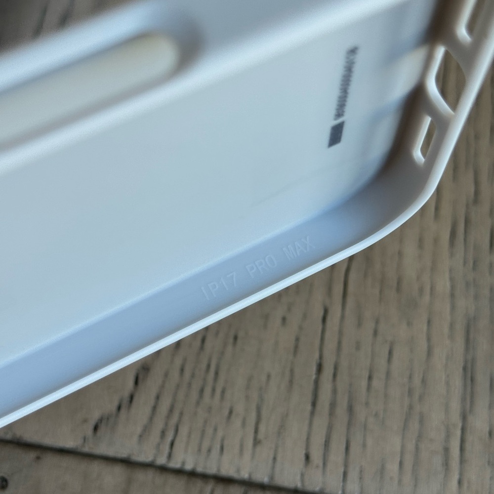 Rimowa iPhone case Aluminum iPhone 17 pro - Picture 6 of 9